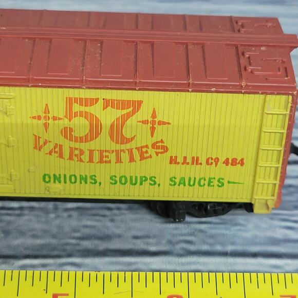 Vintage H.O scale Heinz 57 train box car yellow/red - Picture 3 of 12